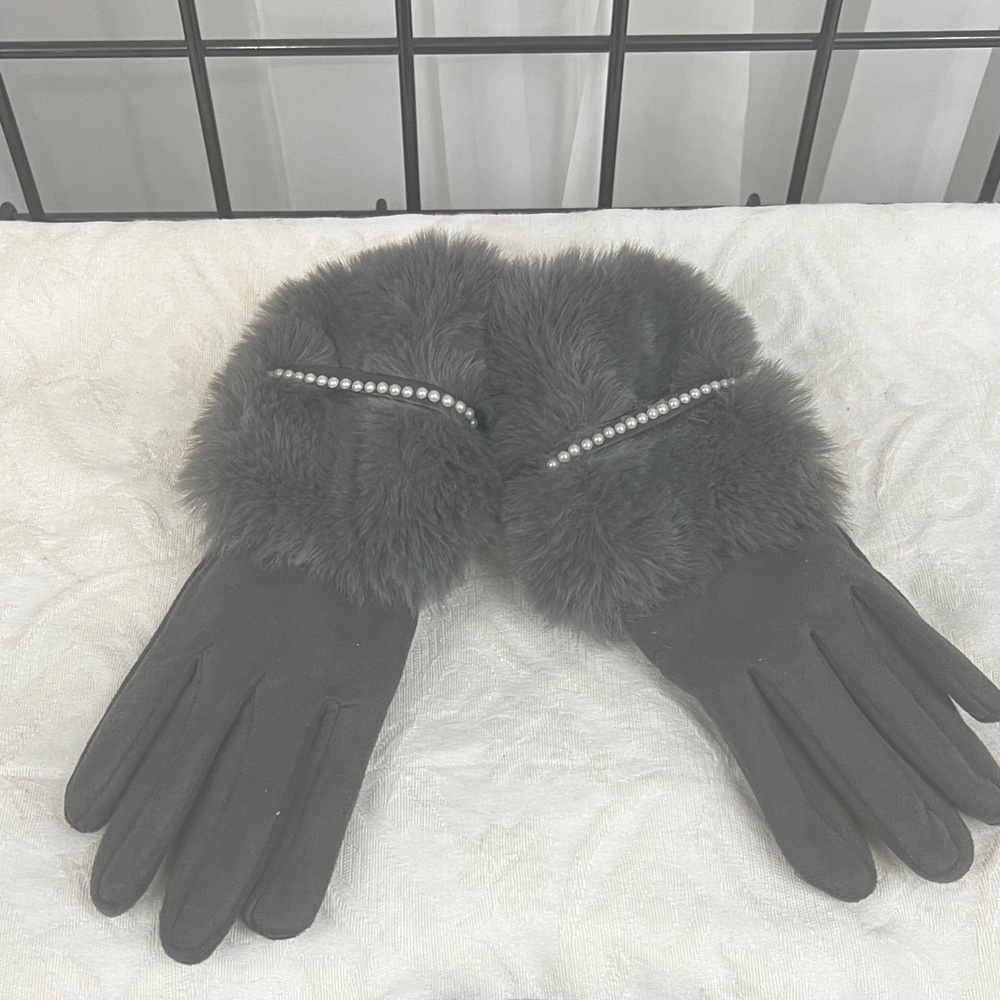 NWT Women's Grey Faux Suede/Fur Cuff Gloves with Faux Pearl Accent. SMART TOUCH